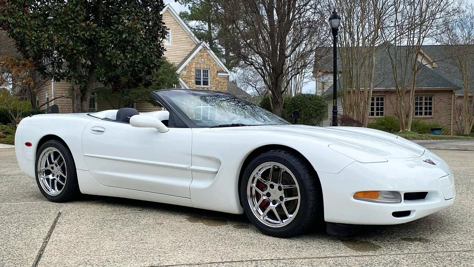 Click to Enlarge-Esc to Close Corvette Generations/C5/C5 2000 White Right.webp